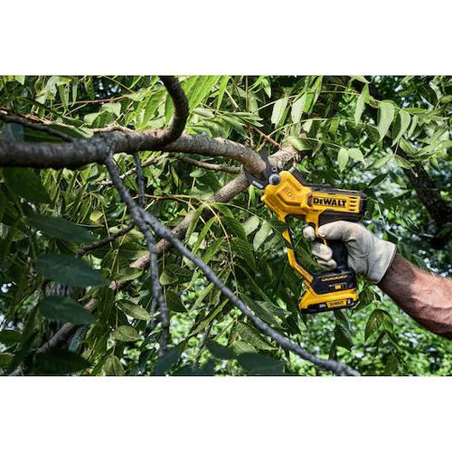DeWalt 20V MAX* 1-1/2 in. Cordless Pruner Kit